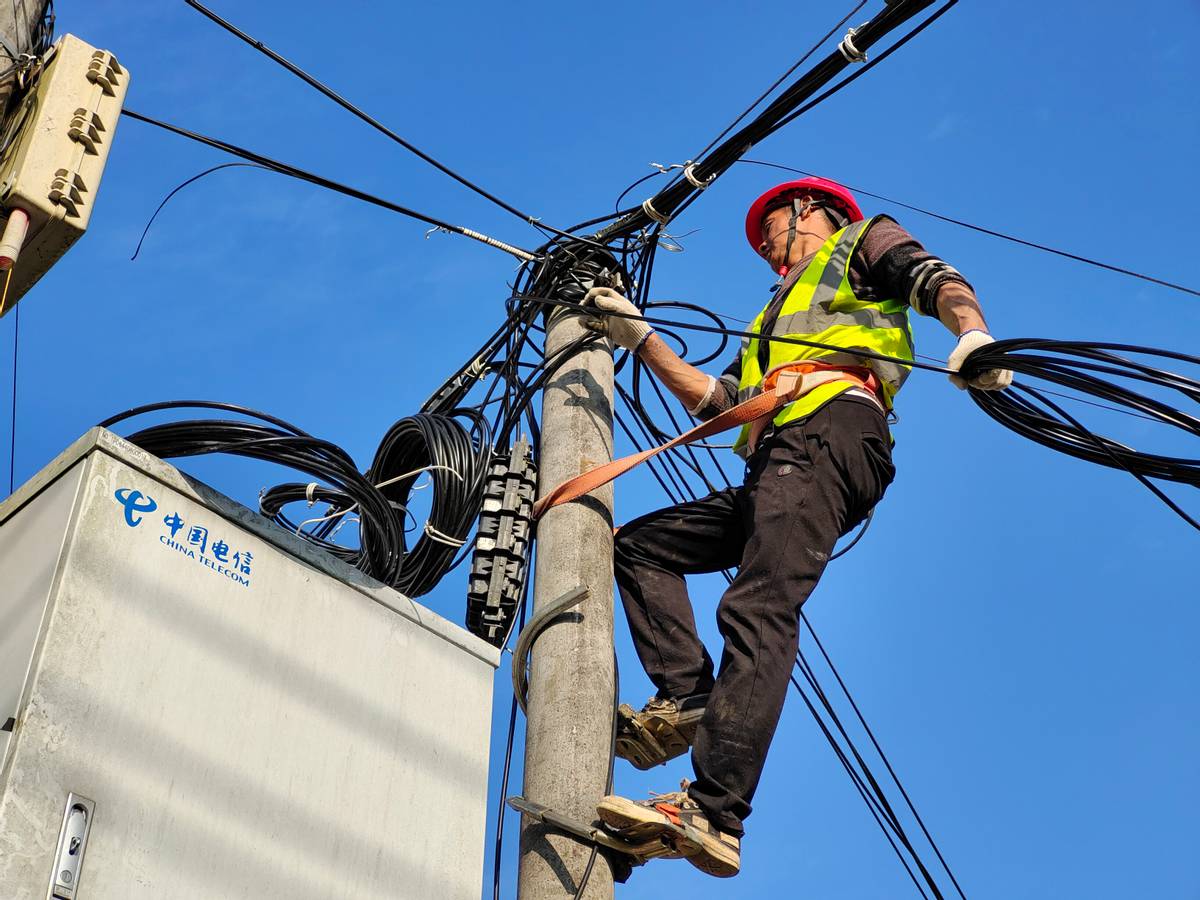 光網鋪就鄉村路 桂英村電信裝維人員的光網建設紀實